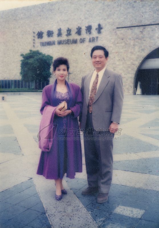 吳美玉夫婦於台灣省立美術館前合照。（吳美玉女士提供）